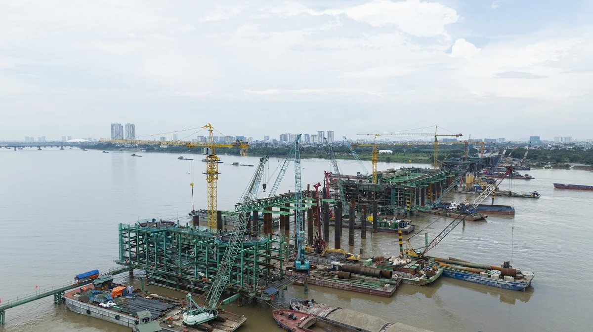 Làm việc xuyên lễ, cầu Trần Hưng Đạo lắp những đốt dầm đầu tiên chỉ sau gần 9 tháng thi công