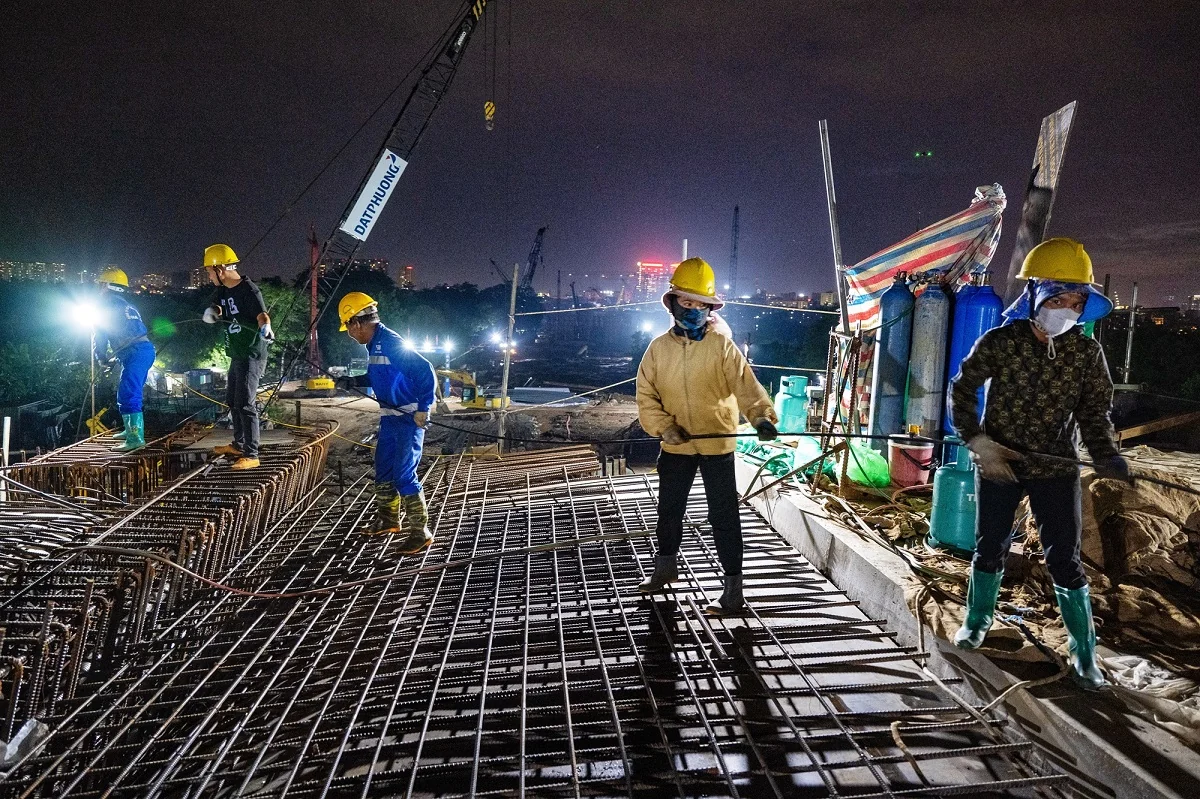 Làm việc xuyên lễ, cầu Trần Hưng Đạo lắp những đốt dầm đầu tiên chỉ sau gần 9 tháng thi công