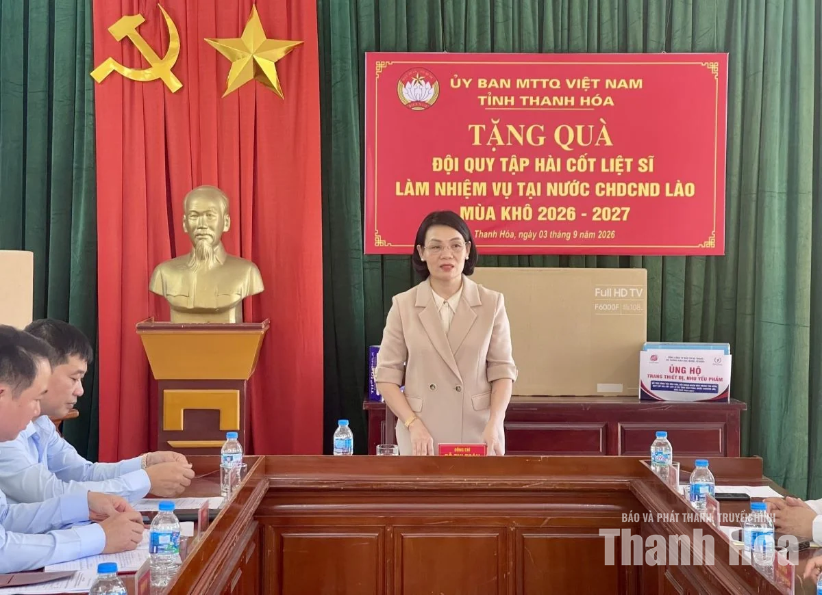 Tặng quà cho Đội quy tập hài cốt liệt sĩ làm nhiệm vụ tại nước CHDCND Lào