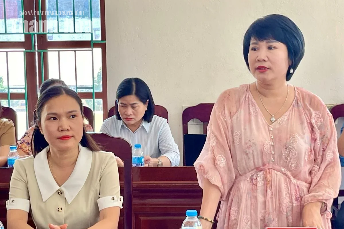 Tặng quà cho Đội quy tập hài cốt liệt sĩ làm nhiệm vụ tại nước CHDCND Lào