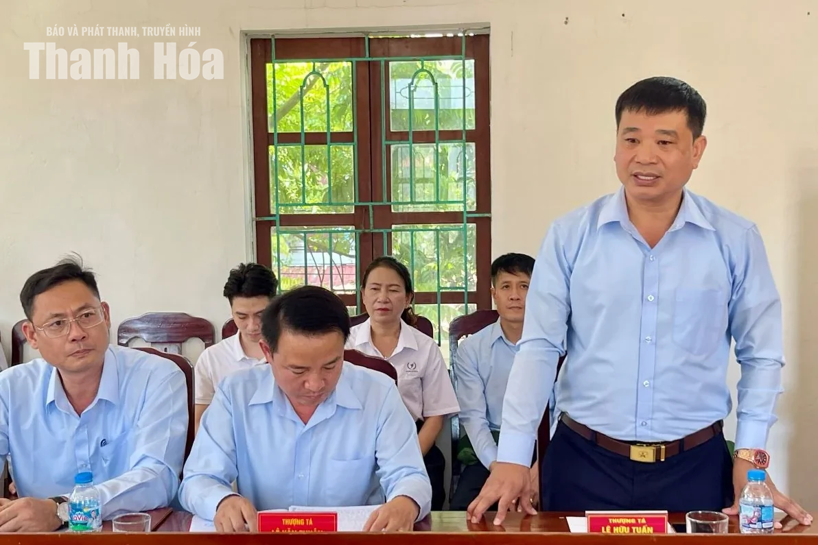 Tặng quà cho Đội quy tập hài cốt liệt sĩ làm nhiệm vụ tại nước CHDCND Lào