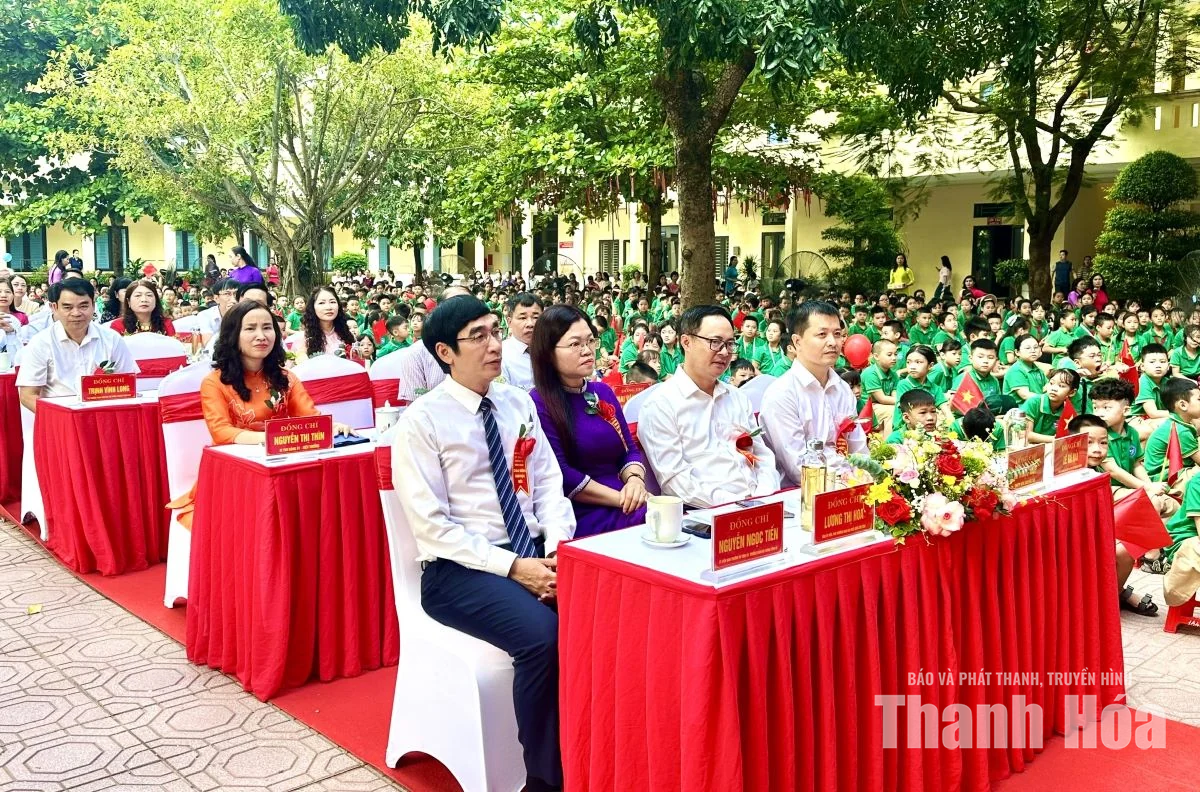 Trưởng Ban Nội chính Tỉnh ủy Nguyễn Ngọc Tiến dự khai giảng tại Trường Tiểu học Minh Khai