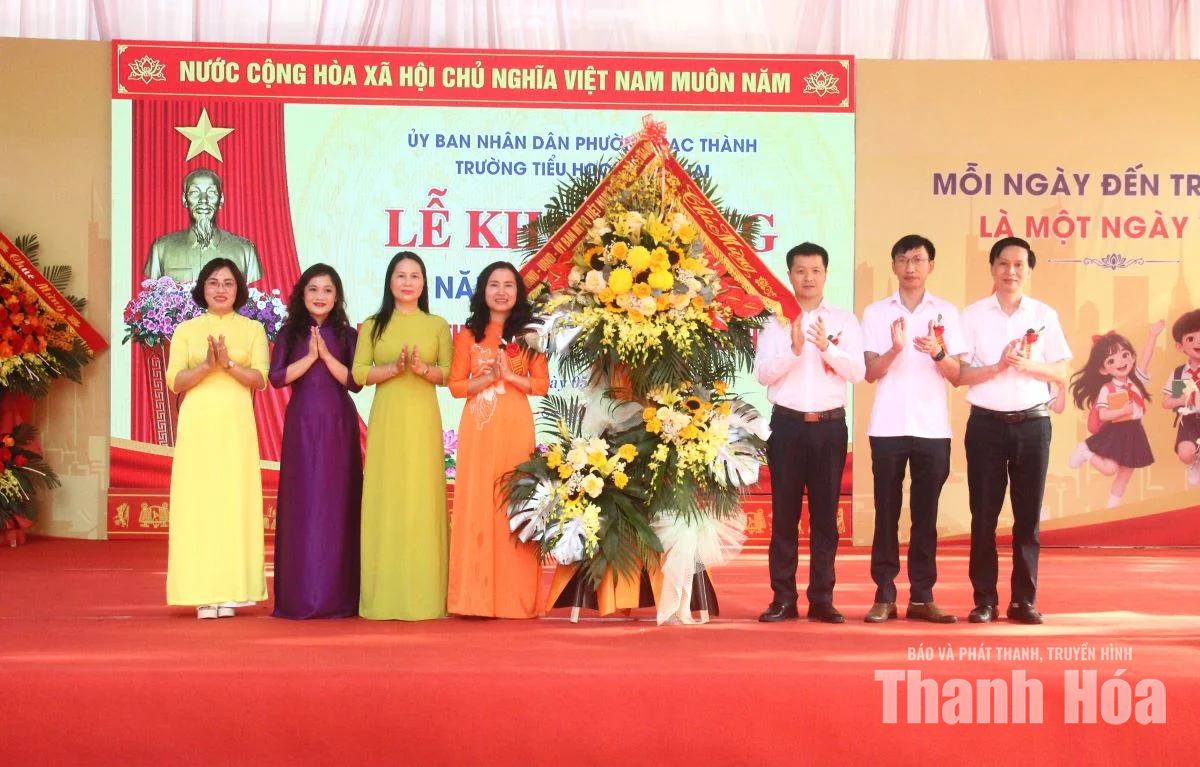 Trưởng Ban Nội chính Tỉnh ủy Nguyễn Ngọc Tiến dự khai giảng tại Trường Tiểu học Minh Khai