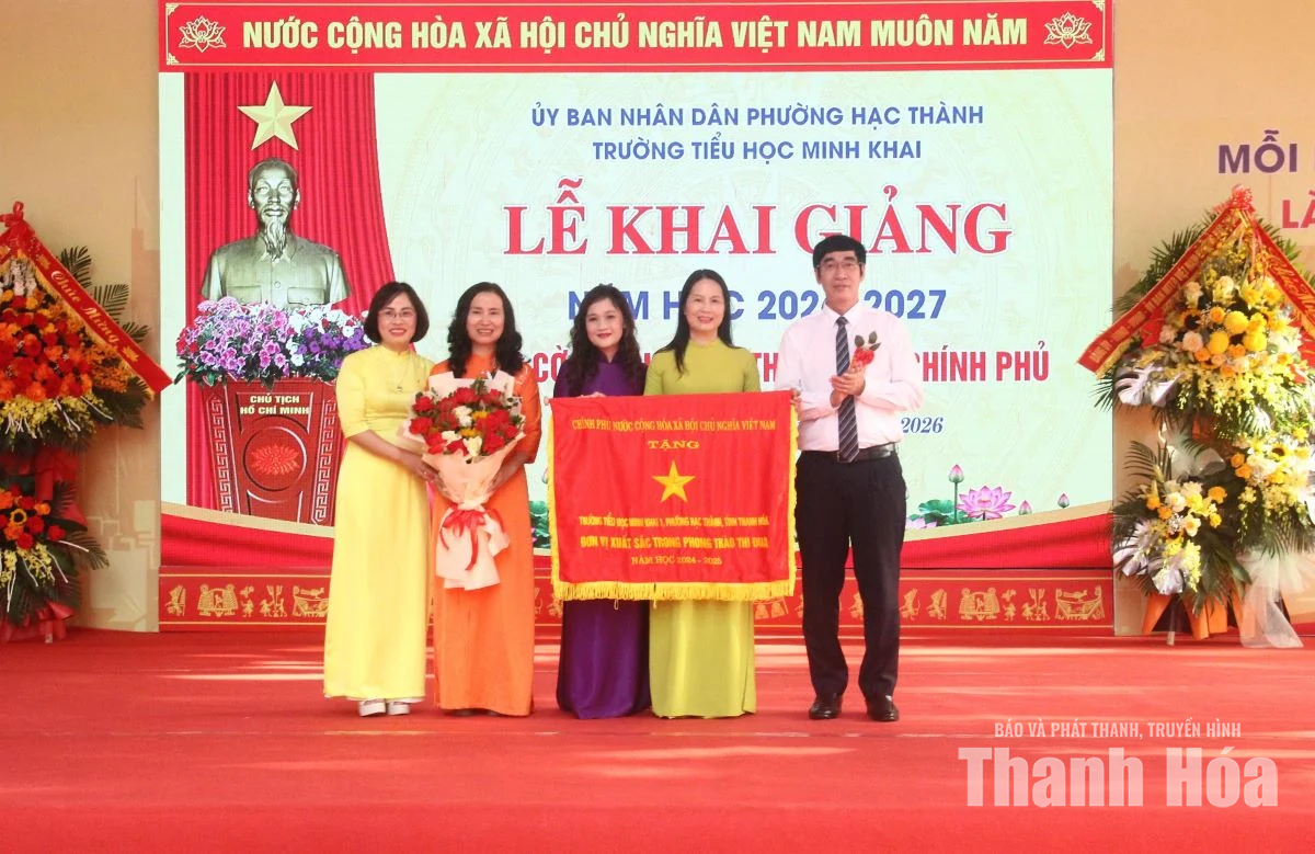Trưởng Ban Nội chính Tỉnh ủy Nguyễn Ngọc Tiến dự khai giảng tại Trường Tiểu học Minh Khai