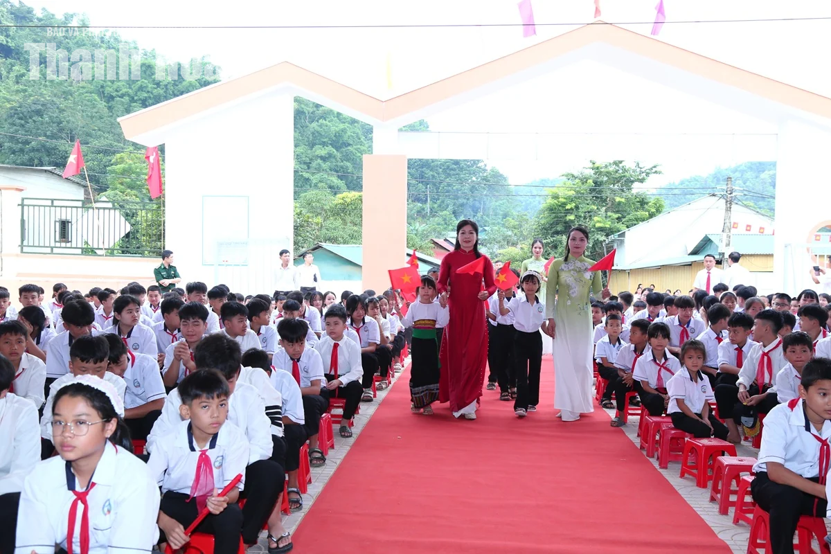 Phó Bí thư Thường trực Tỉnh ủy Nguyễn Hồng Phong dự Lễ khai giảng và khánh thành Trường Phổ thông Nội trú TH&amp;THCS Na Mèo