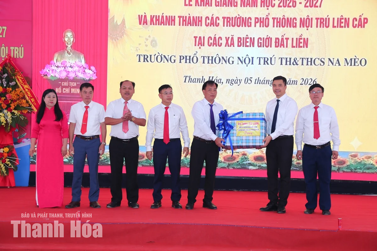 Phó Bí thư Thường trực Tỉnh ủy Nguyễn Hồng Phong dự Lễ khai giảng và khánh thành Trường Phổ thông Nội trú TH&amp;THCS Na Mèo