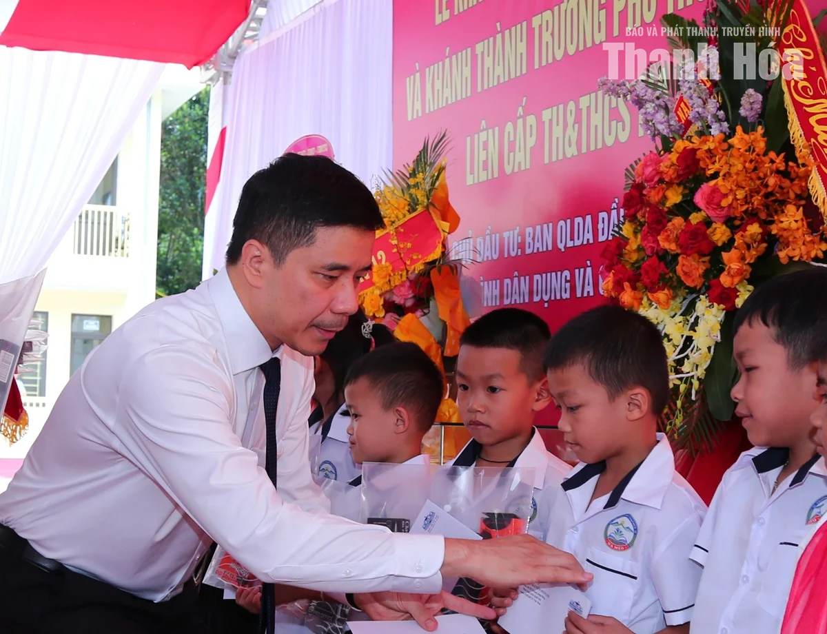 Phó Bí thư Thường trực Tỉnh ủy Nguyễn Hồng Phong dự Lễ khai giảng và khánh thành Trường Phổ thông Nội trú TH&amp;THCS Na Mèo