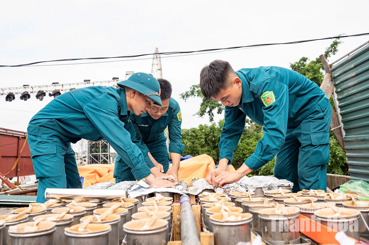 Lắp đặt và hoàn thiện trận địa pháo hoa tại Quảng trường Lam Sơn