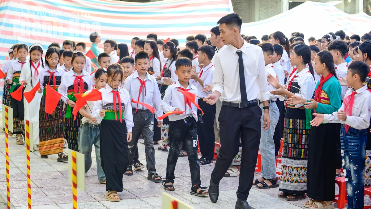 Ngày khai giảng đặc biệt ở xã biên giới xứ Thanh