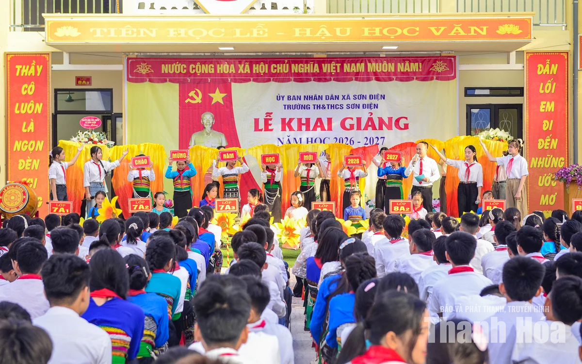 Ngày khai giảng đặc biệt ở xã biên giới xứ Thanh