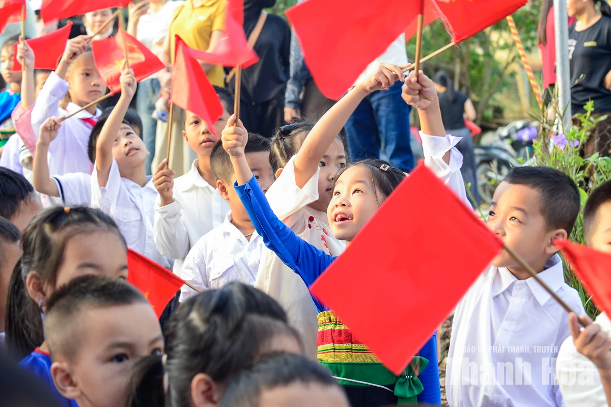 Ngày khai giảng đặc biệt ở xã biên giới xứ Thanh