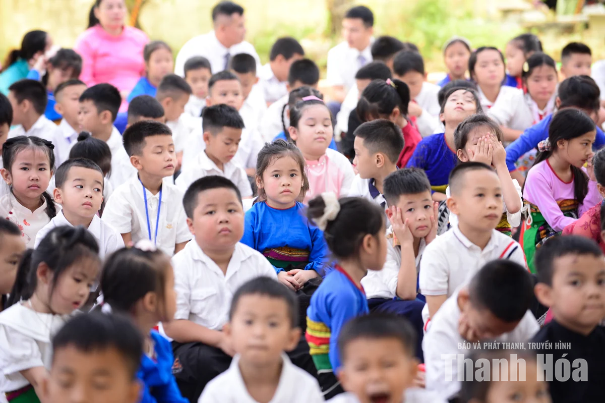 Ngày khai giảng đặc biệt ở xã biên giới xứ Thanh