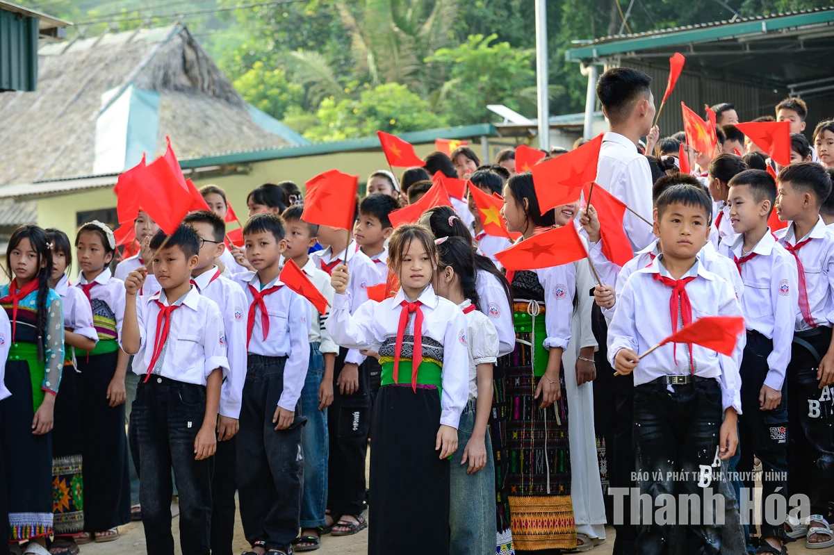 Ngày khai giảng đặc biệt ở xã biên giới xứ Thanh