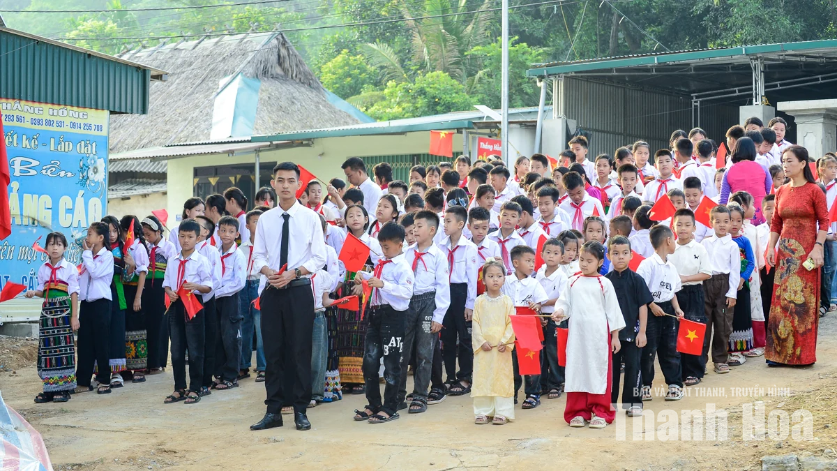 Ngày khai giảng đặc biệt ở xã biên giới xứ Thanh