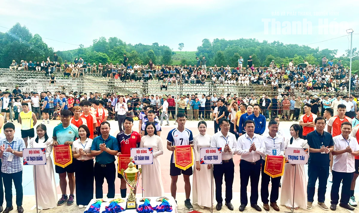 Hàng nghìn khán giả cổ vũ Giải bóng chuyền chào mừng 85 năm thành lập Chiến khu Ngọc Trạo