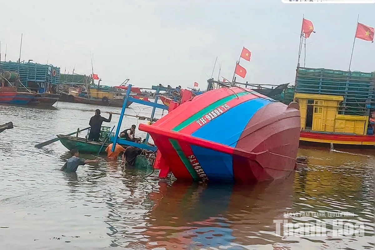 BĐBP Thanh Hóa phối hợp trục vớt tàu cá bị chìm&nbsp;