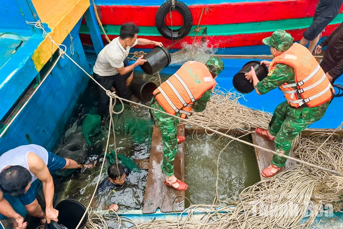 BĐBP Thanh Hóa phối hợp trục vớt tàu cá bị chìm&nbsp;