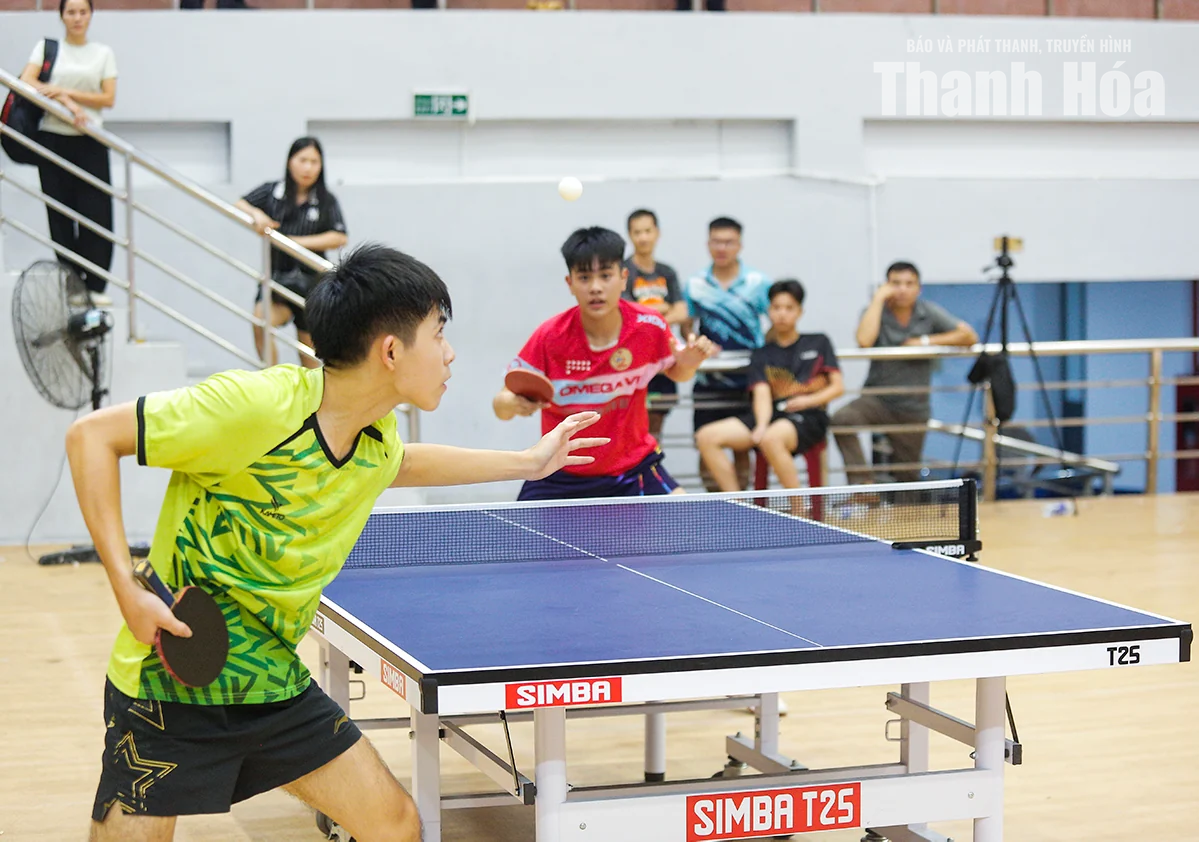 Phó Bí thư Thường trực Tỉnh ủy Nguyễn Hồng Phong thi đấu giao lưu tại Giải bóng bàn các CLB tỉnh Thanh Hóa mở rộng