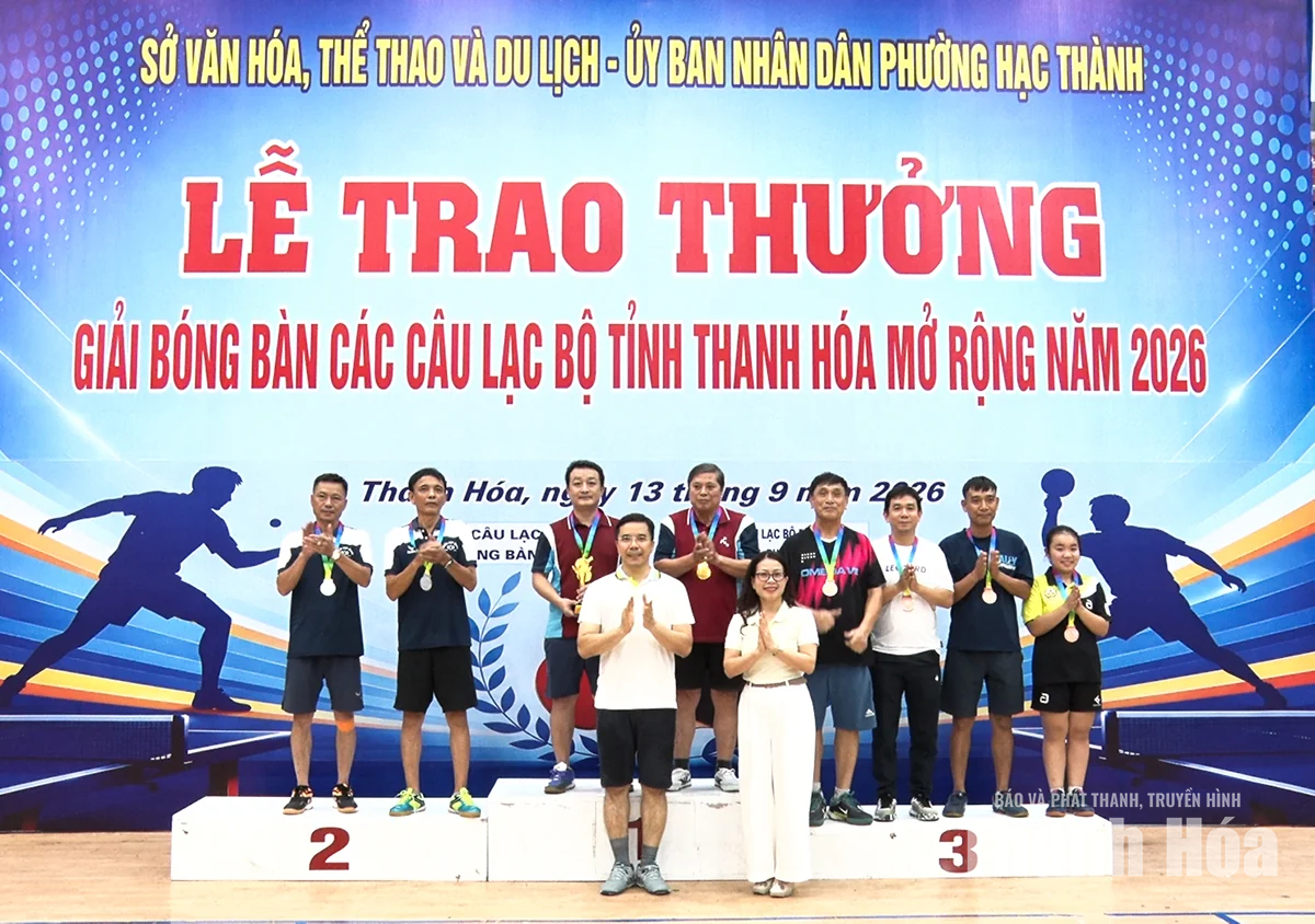 Phó Bí thư Thường trực Tỉnh ủy Nguyễn Hồng Phong thi đấu giao lưu tại Giải bóng bàn các CLB tỉnh Thanh Hóa mở rộng