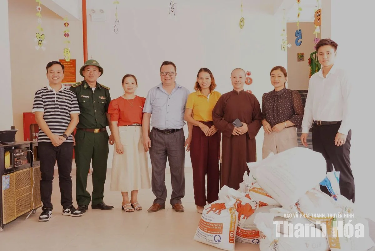 Trung tâm Từ thiện xã hội chùa Hồi Long nhận đỡ đầu học sinh nghèo sau thông tin của Báo điện tử Thanh Hóa