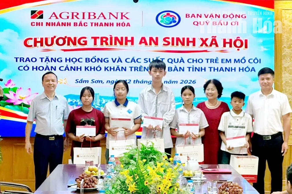 “Trao học bổng - Gửi yêu thương” cho trẻ em mồ côi