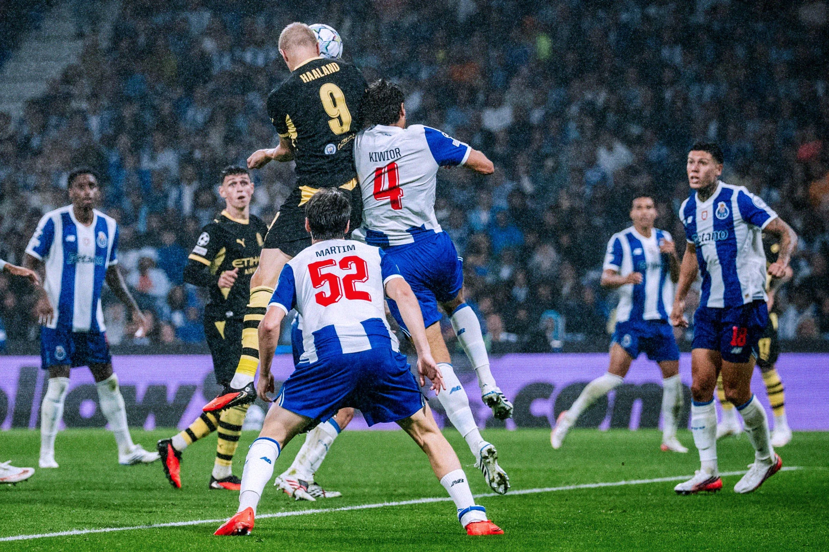 HLV U20 Việt Nam nguy cơ mất việc; Ronaldo vắng bóng trong danh sách đề cử Quả bóng Vàng 2026