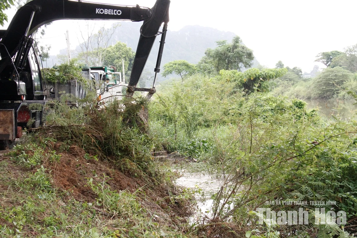 Khơi thông cửa thu, cửa xả&nbsp;cống thoát nước ra kênh nhà Lê