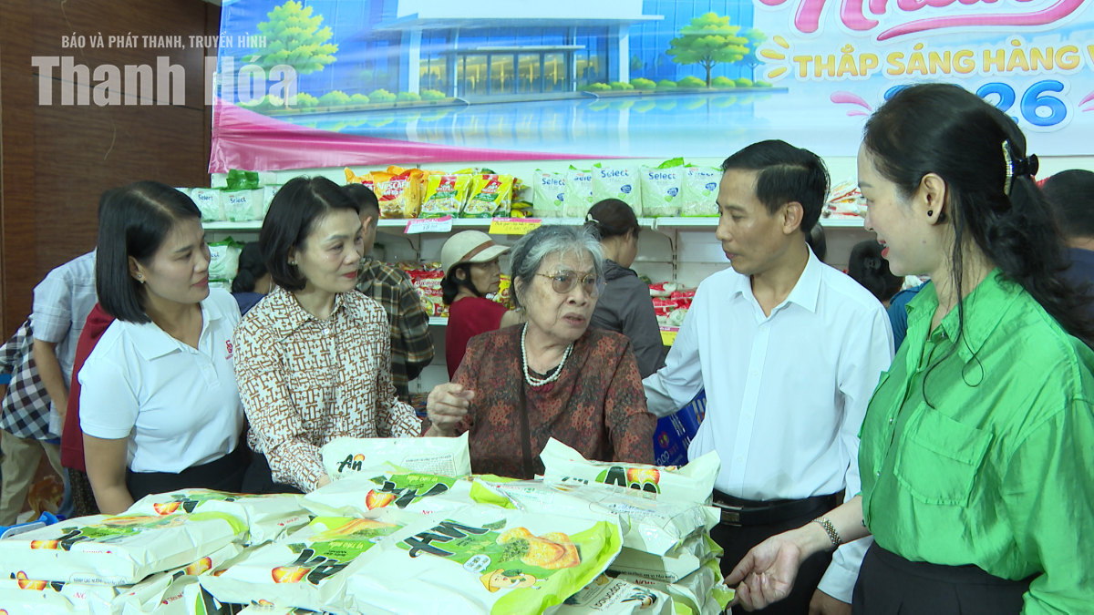 Người dân Hạc Thành trải nghiệm “Siêu thị nhân ái - Thắp sáng hàng Việt”