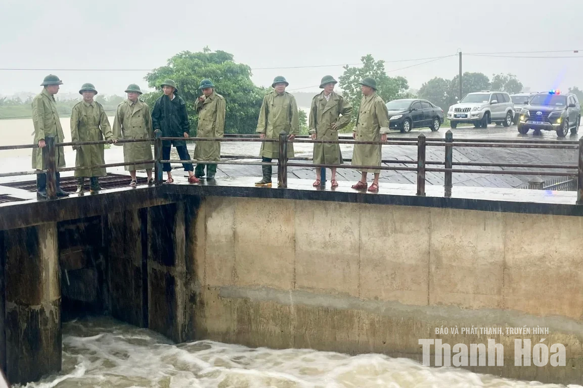Phó Chủ tịch UBND tỉnh Đầu Thanh Tùng kiểm tra công tác ứng phó mưa lũ