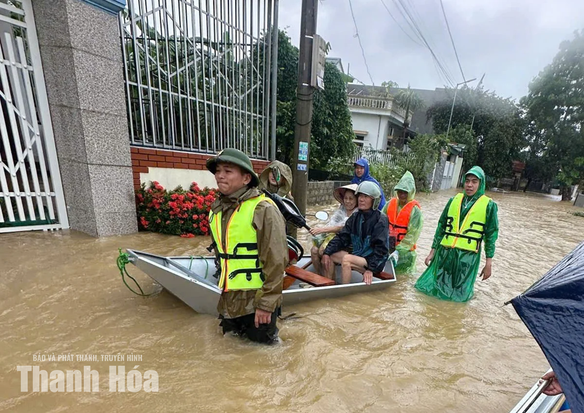 Công an Thanh Hóa hỗ trợ người dân ứng phó với mưa lũ