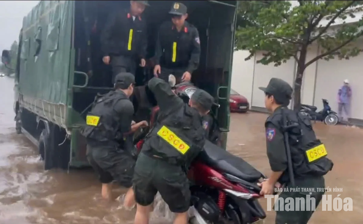 Cảnh sát cơ động Thanh Hóa hỗ trợ người dân trong mưa ngập