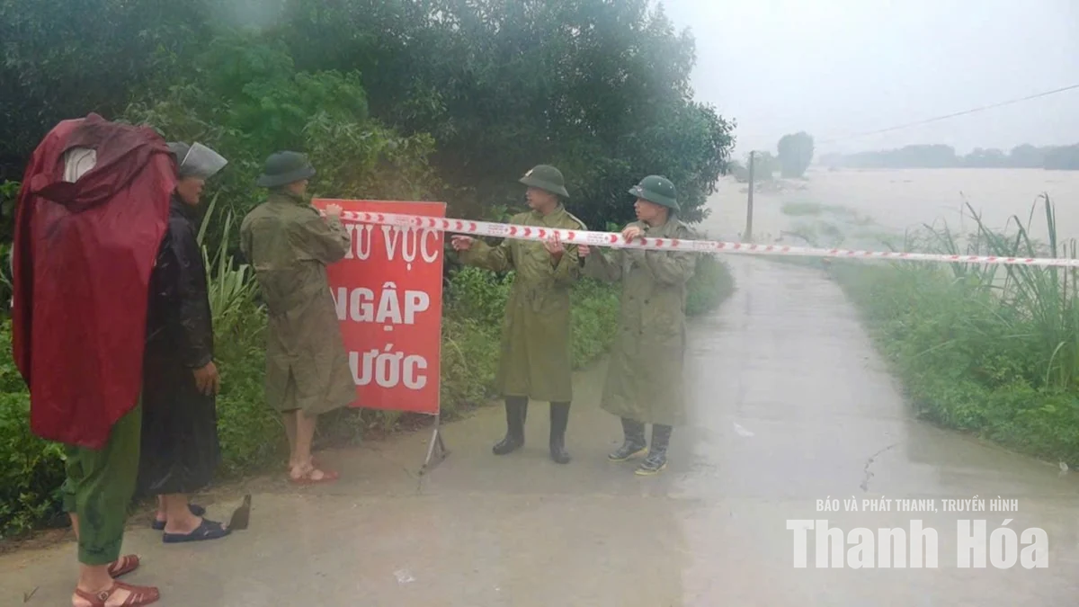 Xã Vĩnh Lộc khắc phục hậu quả mưa lũ, hỗ trợ người dân vùng bị cô lập