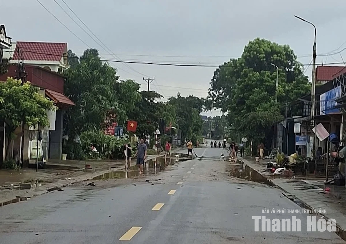 Xã Thành Vinh ra quân vệ sinh môi trường sau mưa lũ