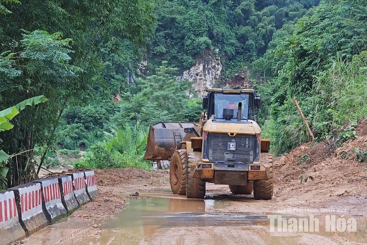 Nỗ lực khắc phục sạt lở do mưa lũ, đảm bảo giao thông thông suốt