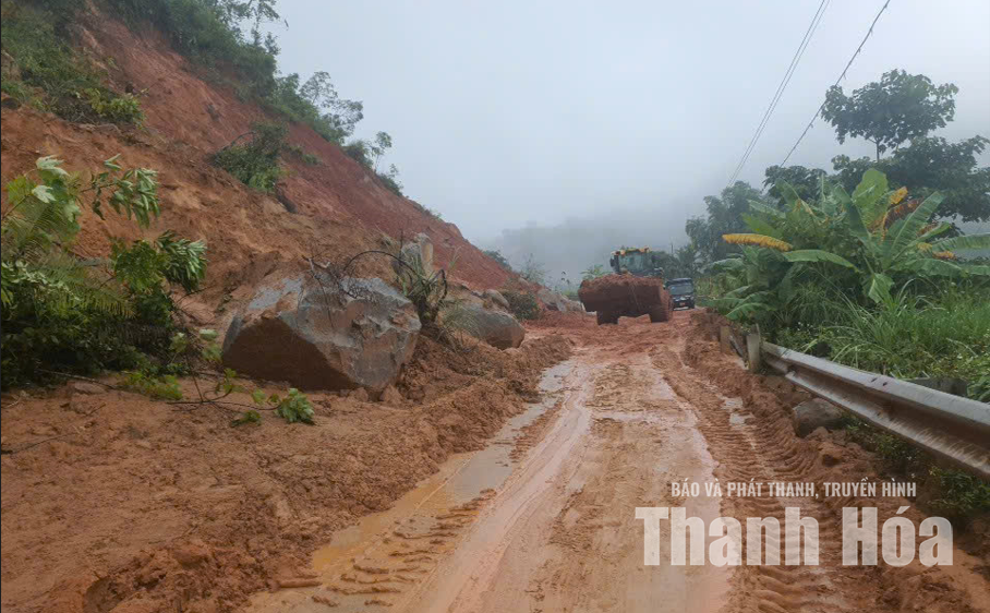 Nỗ lực khắc phục sạt lở do mưa lũ, đảm bảo giao thông thông suốt