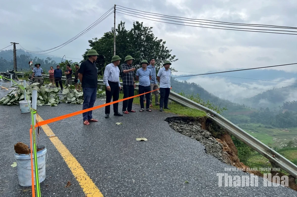Nỗ lực khắc phục sạt lở do mưa lũ, đảm bảo giao thông thông suốt