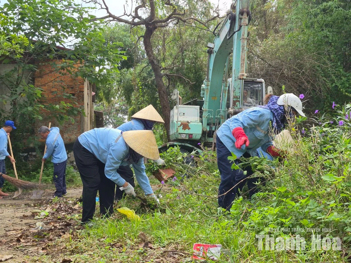 Ra quân xử lý môi trường, khơi thông dòng chảy tại phường Hạc Thành