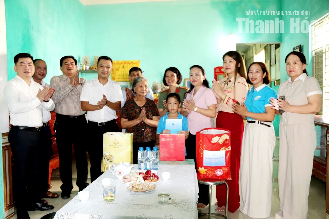 Trao quà Trung thu, nhận đỡ đầu trẻ mồ côi có hoàn cảnh khó khăn