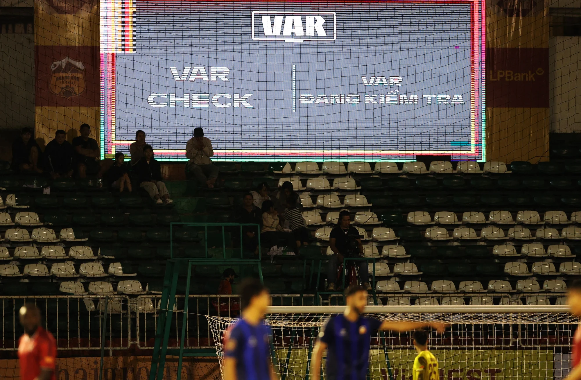 VĐV Lê Thanh Thúy và trung vệ U23 Đinh Quang Kiệt sẽ cầm cờ cho đoàn thể thao Việt Nam tại Asiad 20