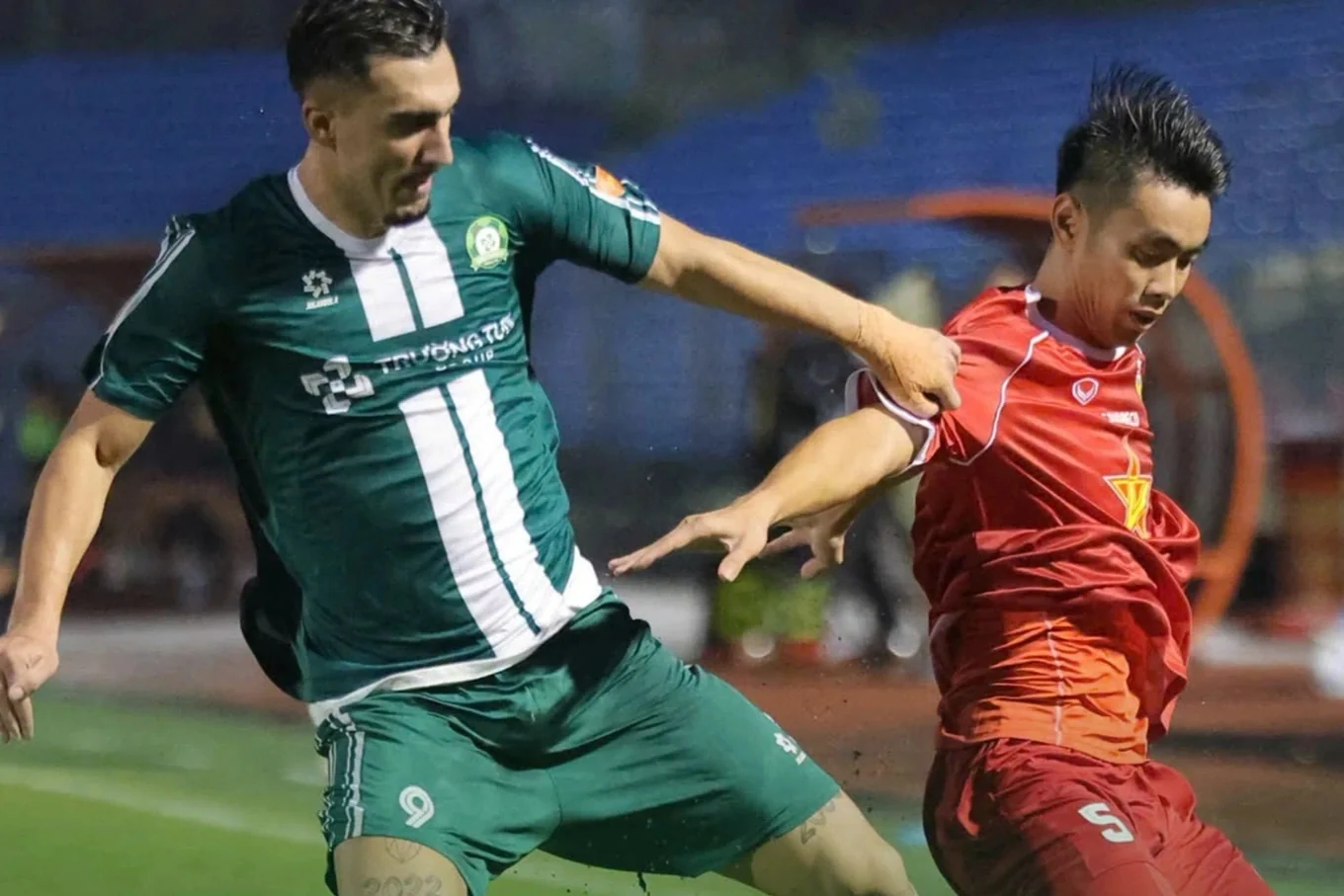 VĐV Lê Thanh Thúy và trung vệ U23 Đinh Quang Kiệt sẽ cầm cờ cho đoàn thể thao Việt Nam tại Asiad 20