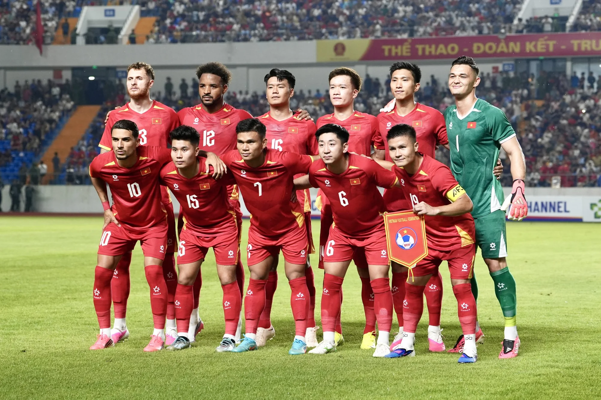 VĐV Lê Thanh Thúy và trung vệ U23 Đinh Quang Kiệt sẽ cầm cờ cho đoàn thể thao Việt Nam tại Asiad 20