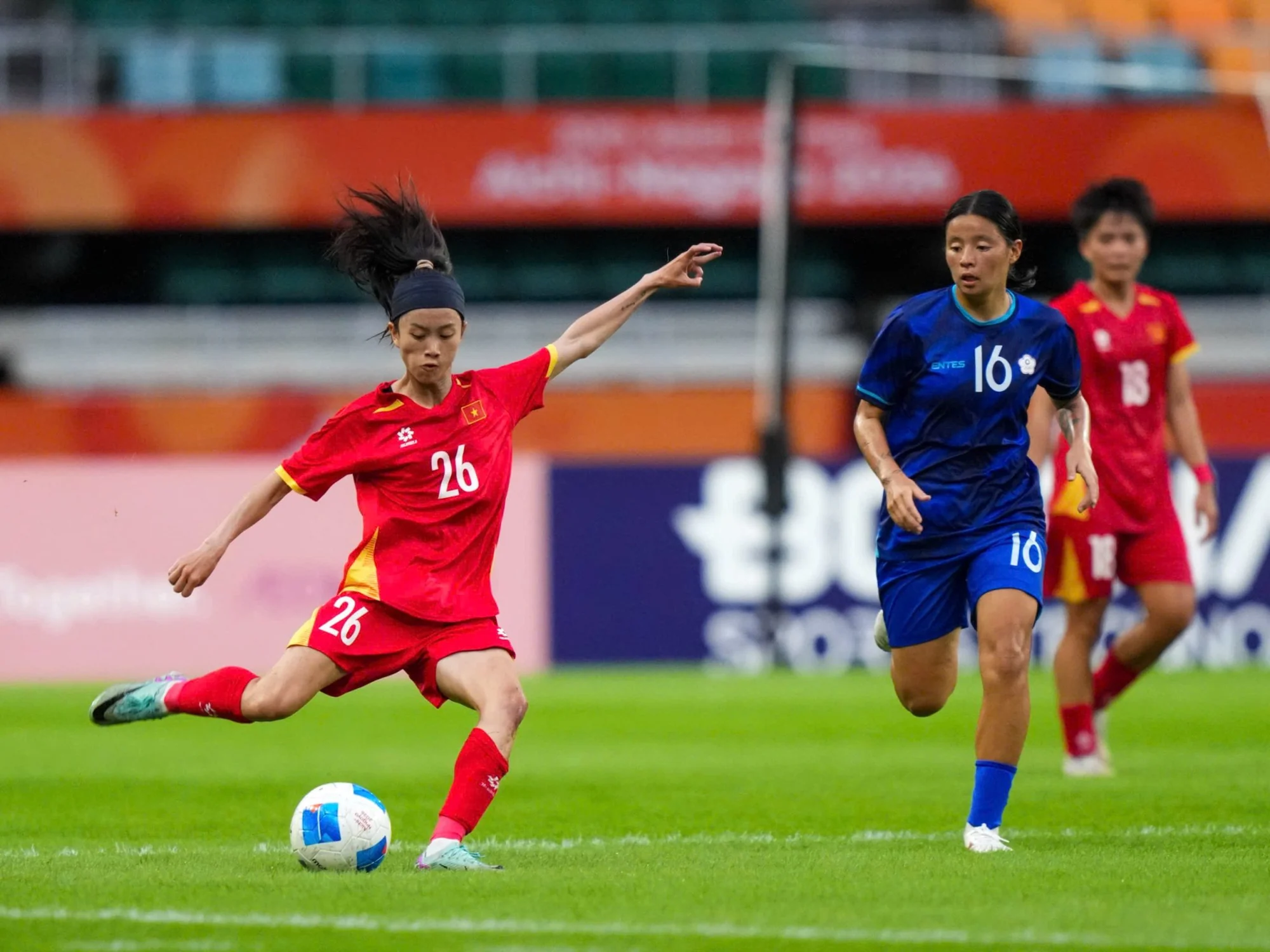 U23 Việt Nam hướng tới chiến thắng trận ra quân Asiad 20; Công nghệ VAR bị chỉ trích sau bàn thua “oan” của Man Utd
