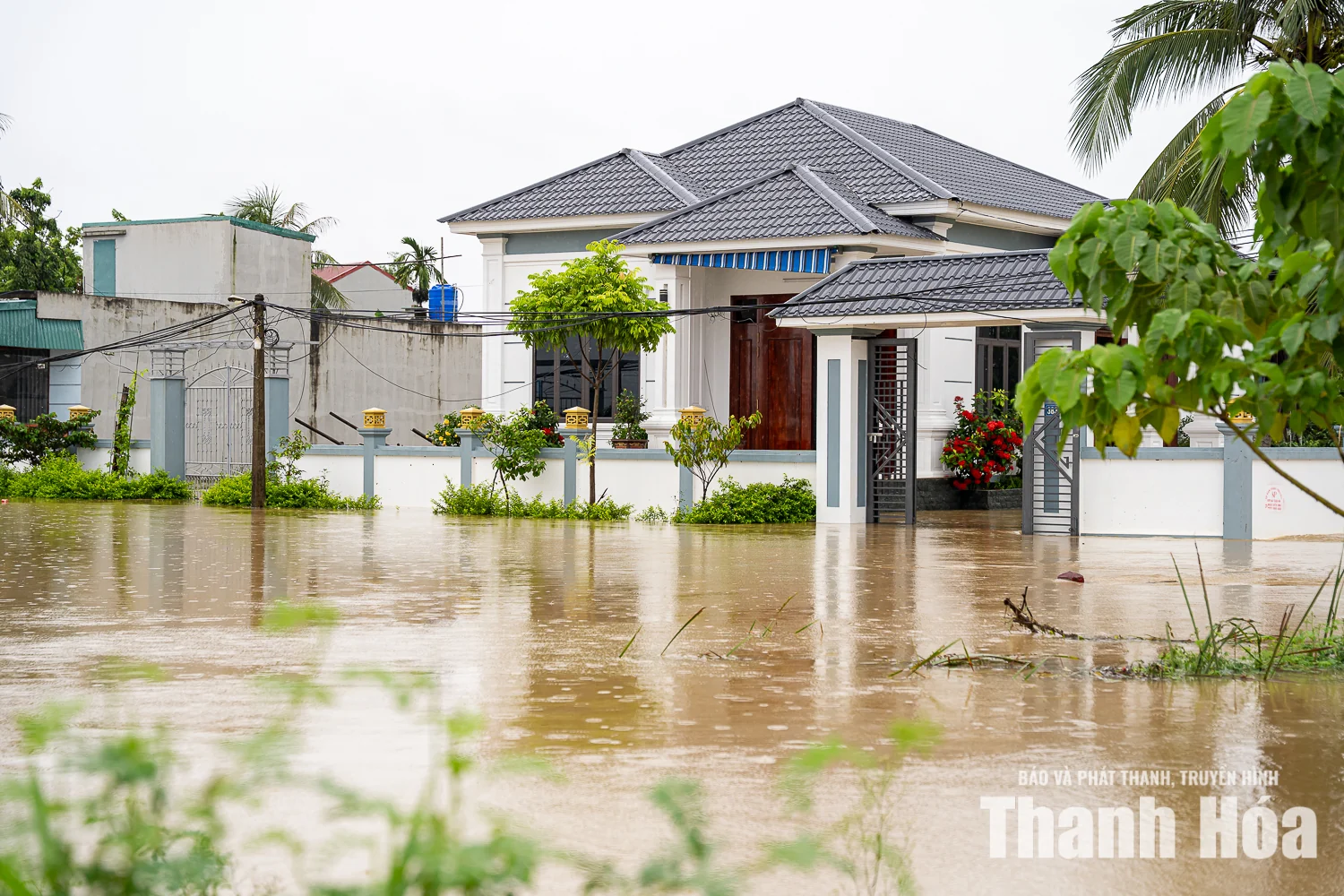 Nước sông Yên dâng cao, lũ tràn vào nhà dân