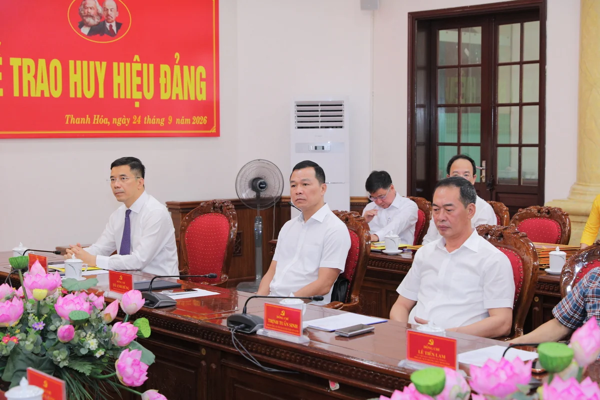 Bí thư Tỉnh ủy Lê Đức Thái và các đồng chí lãnh đạo, nguyên lãnh đạo tỉnh nhận Huy hiệu Đảng