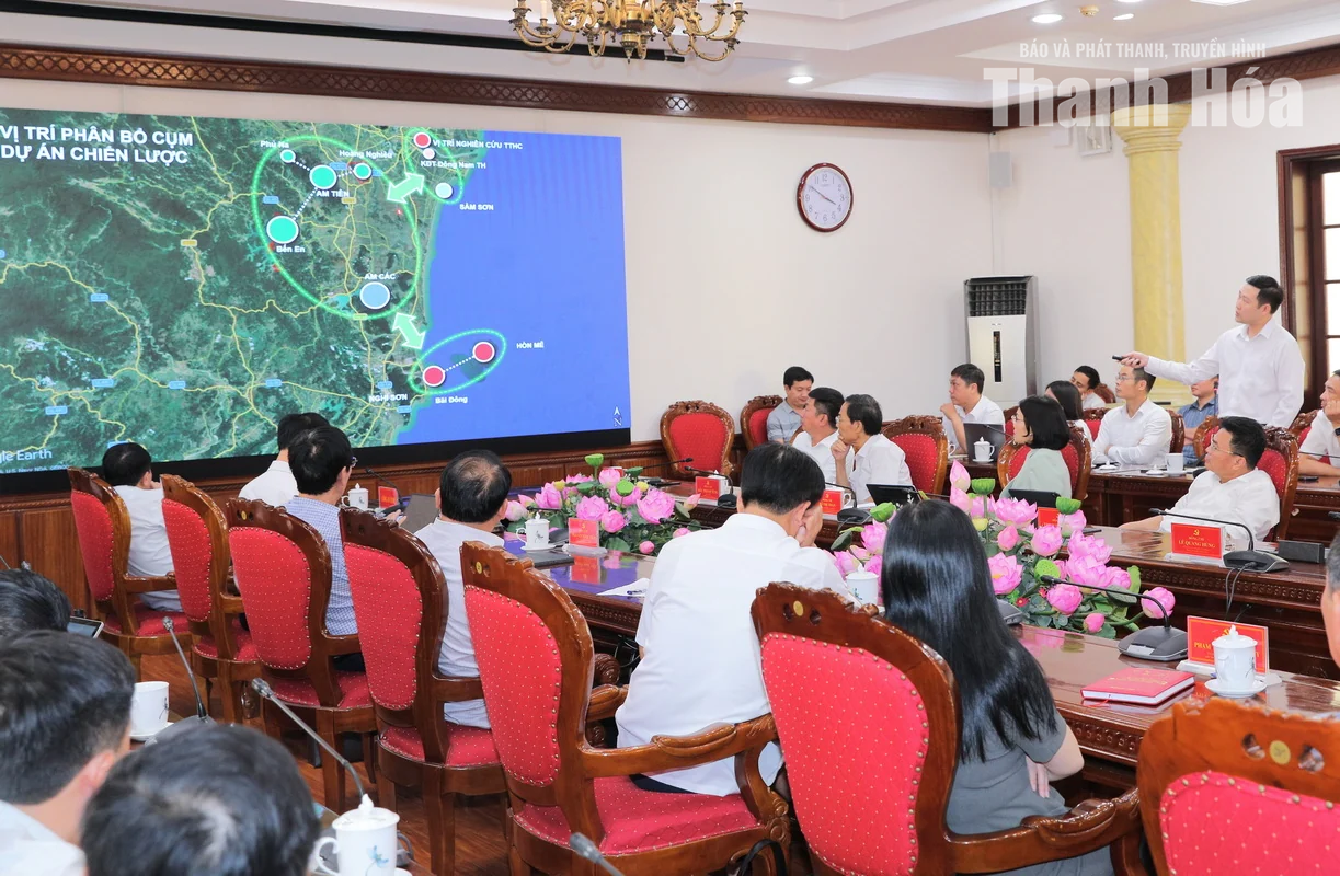 Thường trực Tỉnh ủy nghe báo cáo một số ý tưởng quy hoạch tạo không gian phát triển đô thị, du lịch