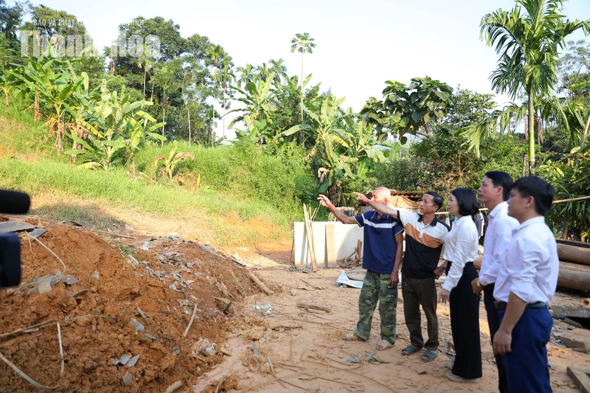Trao hỗ trợ cho các hộ dân xã Yên Khương có nhà bị sập đổ hoàn toàn do mưa lũ