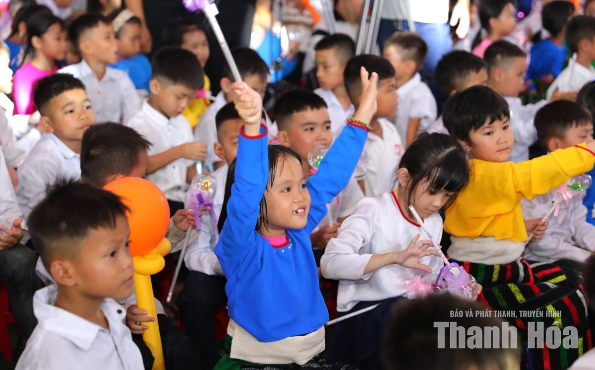 Mang tiếng cười và sự quan tâm, sẻ chia đến với trẻ em nơi biên giới Yên Khương