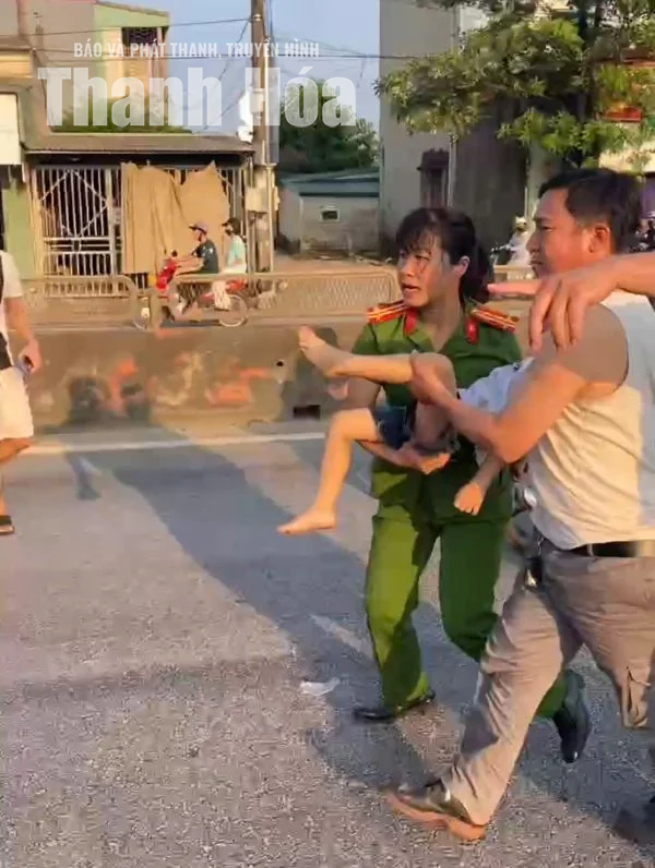 Cảnh sát cơ động kịp thời đưa cháu bé bị tai nạn đi cấp cứu