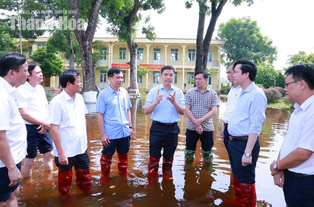 Nhanh chóng khắc phục tình trạng ngập lụt để học sinh sớm trở lại lớp học