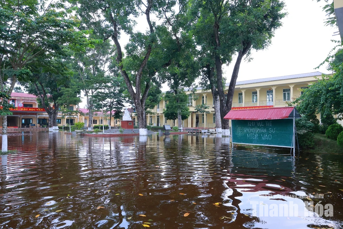Nhanh chóng khắc phục tình trạng ngập lụt để học sinh sớm trở lại lớp học